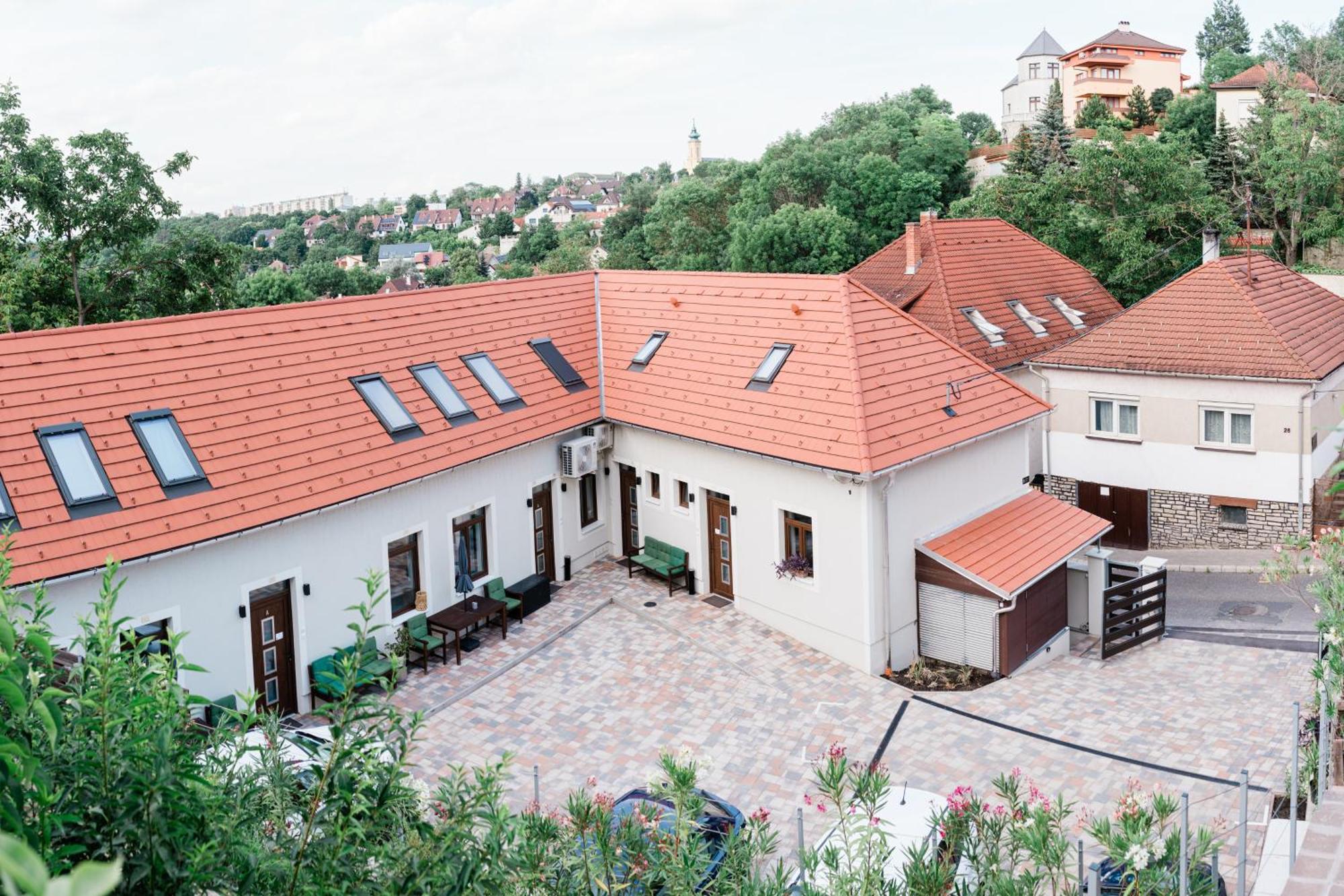 Monbuhim Comfort Veszprém Exteriör bild